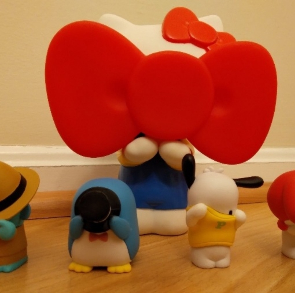 Hello Kitty - Limited Edition - Behind the Bow & Sanrio Hide and Seek Figures